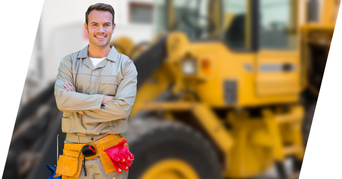 Handwerker in Arbeitskleidung steht vor gelben Radlader